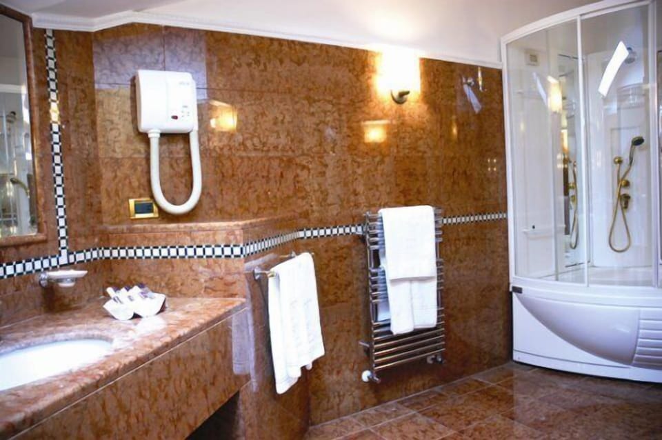 Combined shower/tub, free toiletries