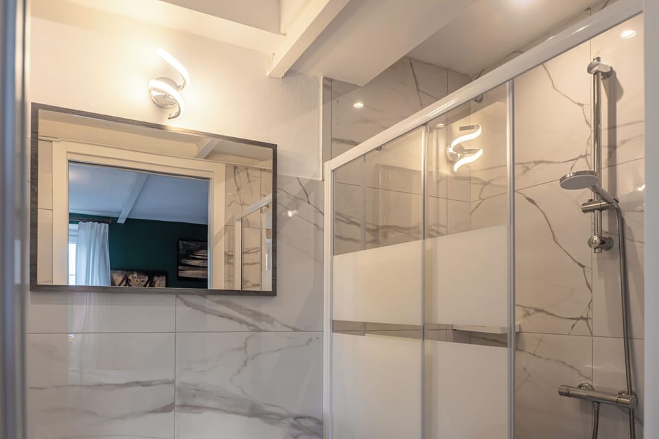 Superior Room, 1 Bedroom, Lake View | Bathroom | Shower, rainfall showerhead, free toiletries, hair dryer