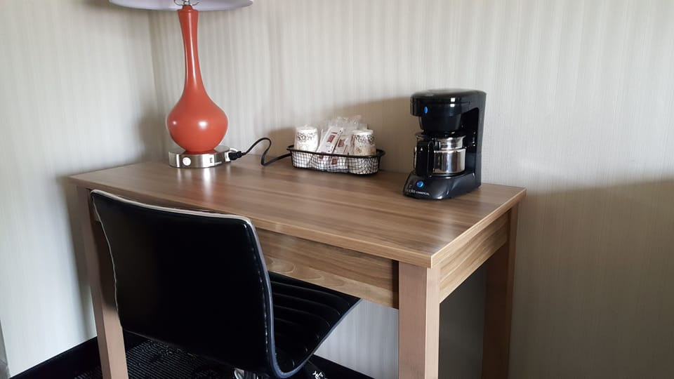 Room, 1 King Bed | Premium bedding, desk, blackout drapes, iron/ironing board