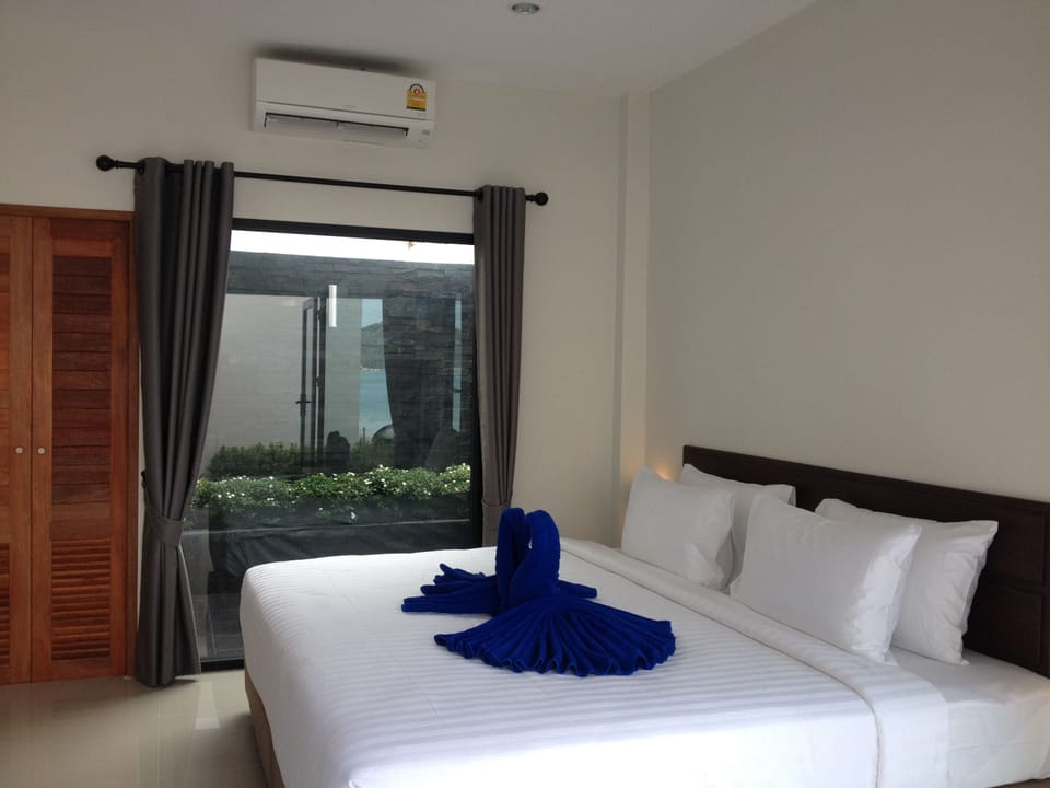 Minibar, in-room safe, desk, free WiFi