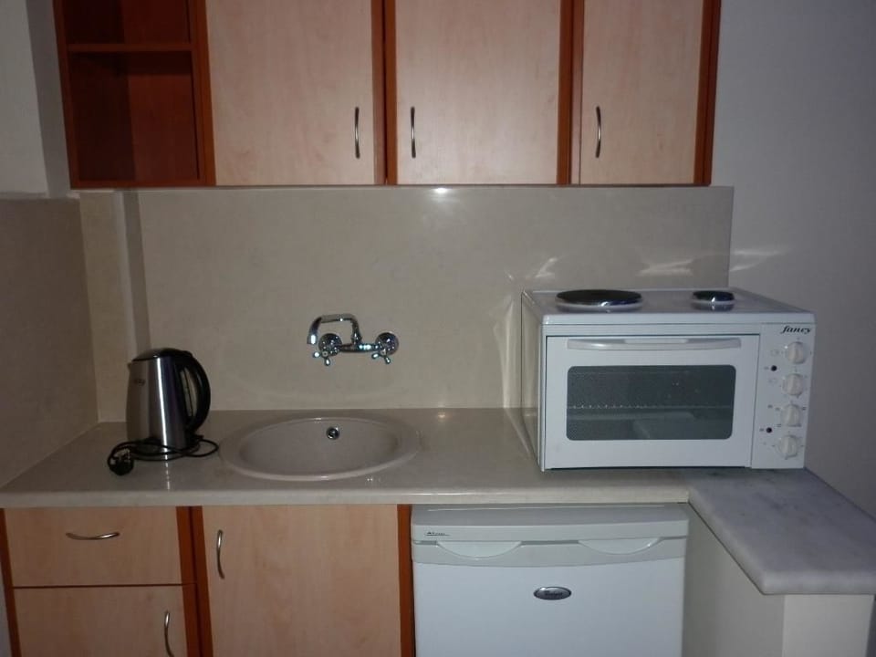 Deluxe Studio, Sea View | Private kitchenette | Fridge, stovetop, coffee/tea maker, electric kettle