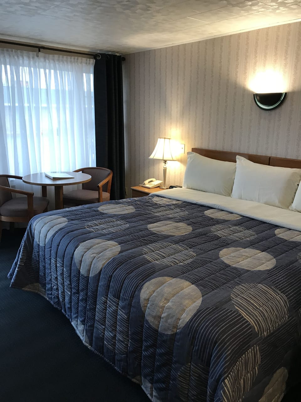 Standard King | Blackout drapes, iron/ironing board, free WiFi, bed sheets
