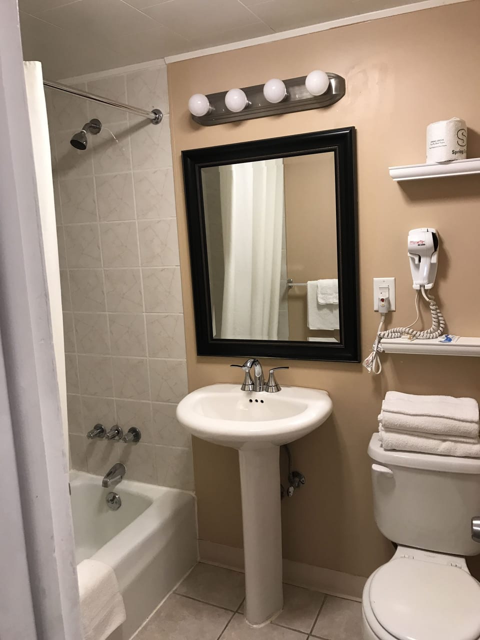 Combined shower/tub, hair dryer, towels