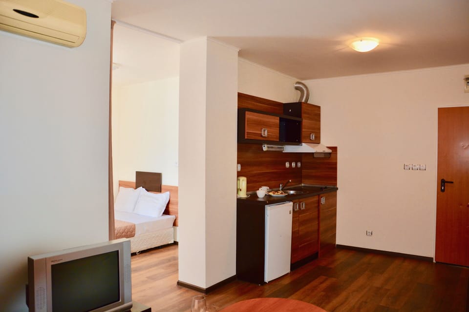 Apartment, 1 Bedroom | Living area | 32-inch TV with cable channels