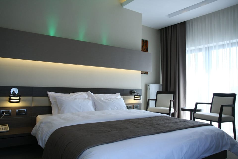 In-room safe, desk, soundproofing, free WiFi