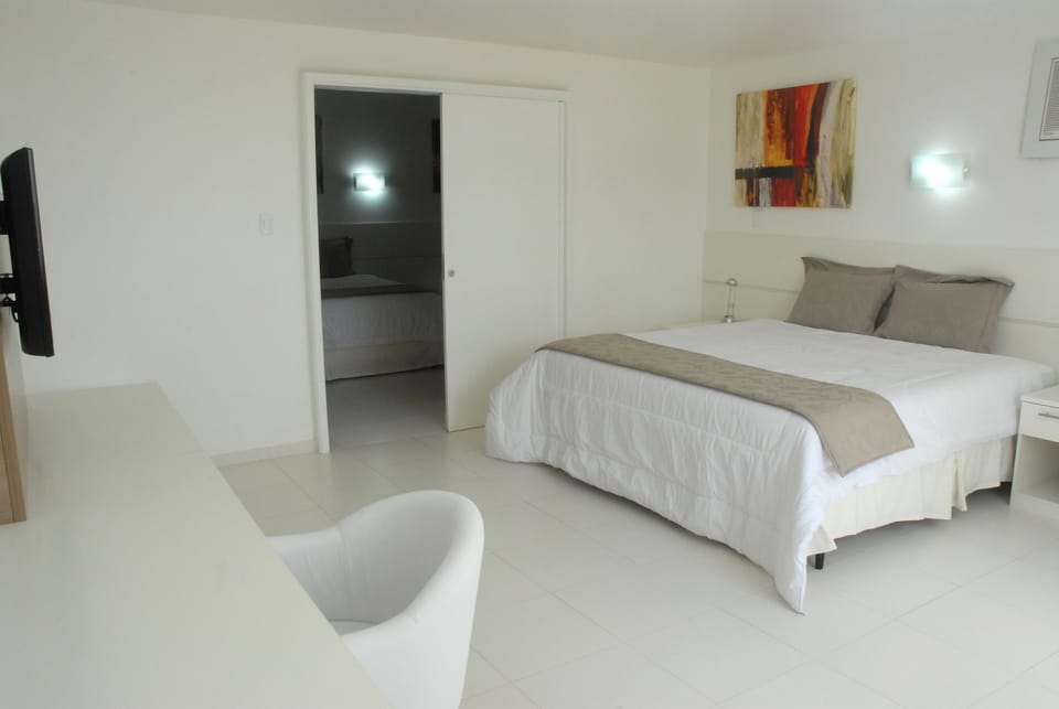 Comfort Suite | Minibar, in-room safe, desk, blackout drapes