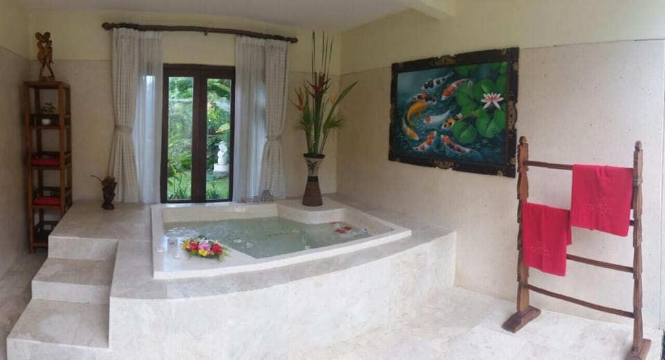 Separate tub and shower, jetted tub, free toiletries, hair dryer
