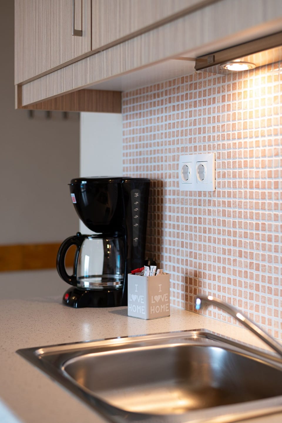 Coffee/tea maker, fridge, electric kettle