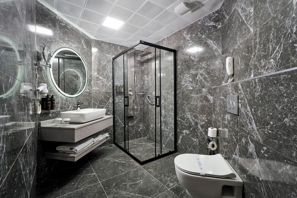 Bathtub, deep soaking tub, free toiletries, hair dryer