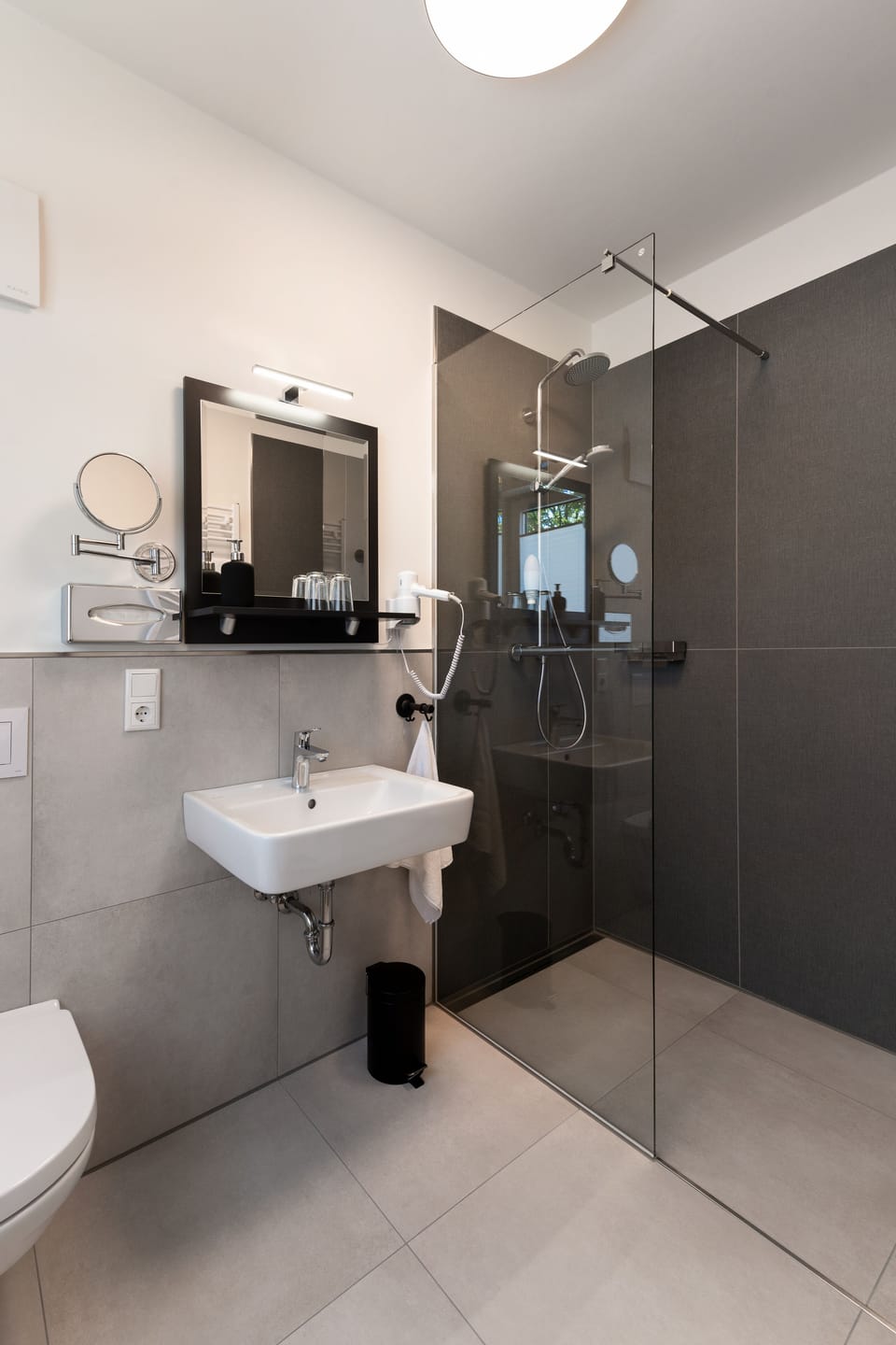 Shower, free toiletries, hair dryer, towels