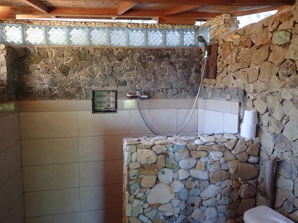 Deluxe Double Room, Ocean View | Bathroom | Shower, free toiletries, towels