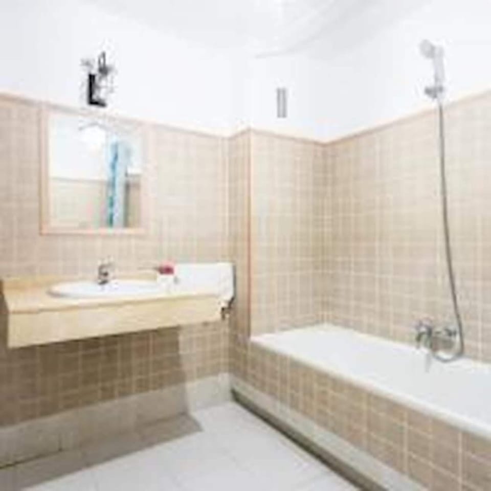 Family Quadruple Room | Bathroom | Bathtub, free toiletries, hair dryer, bidet