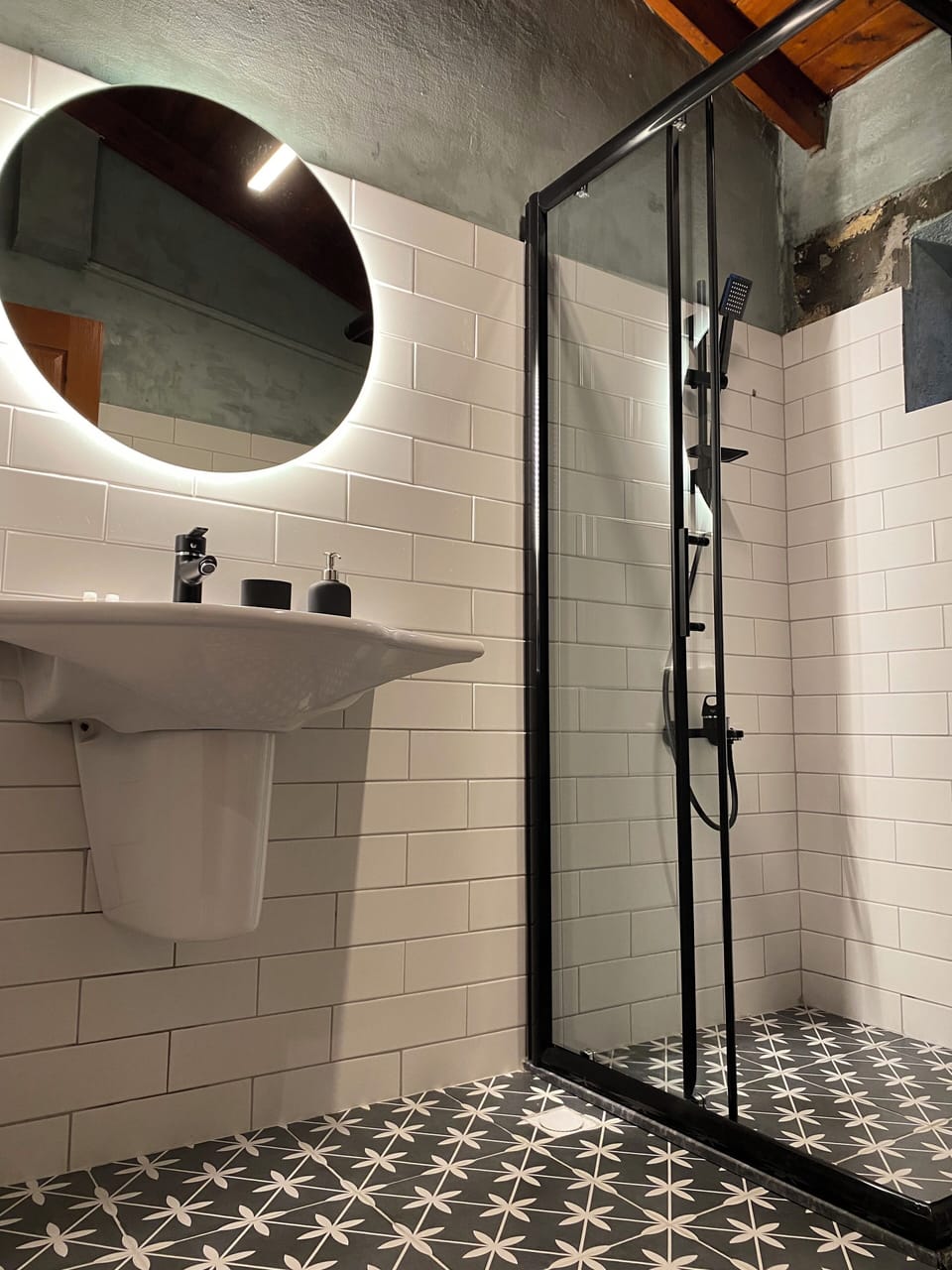 Standard Tas Oda | Bathroom | Shower, free toiletries, hair dryer, slippers