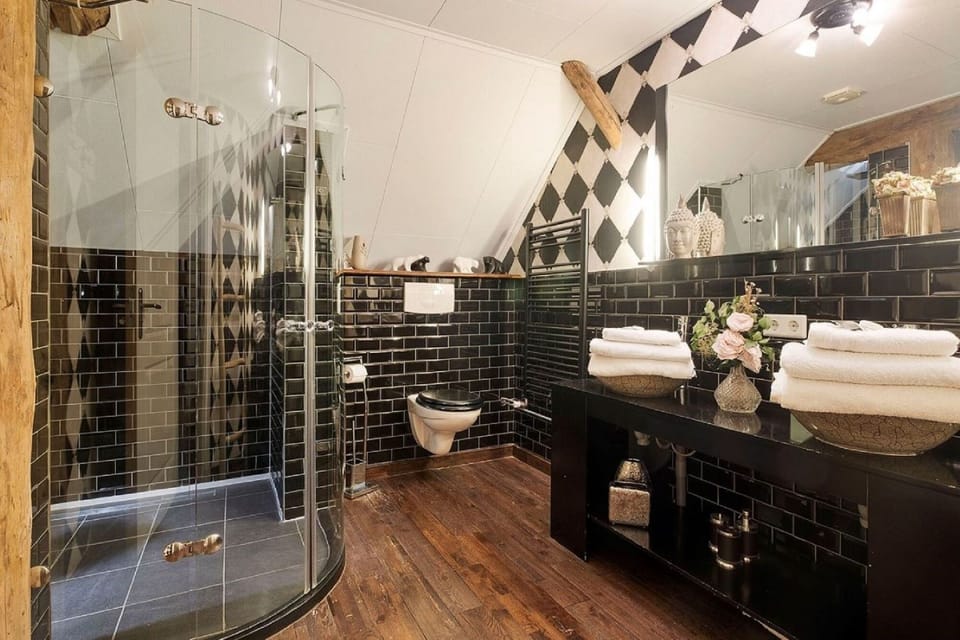 Family Room (Smaragd) | Bathroom | Shower, eco-friendly toiletries, hair dryer, towels