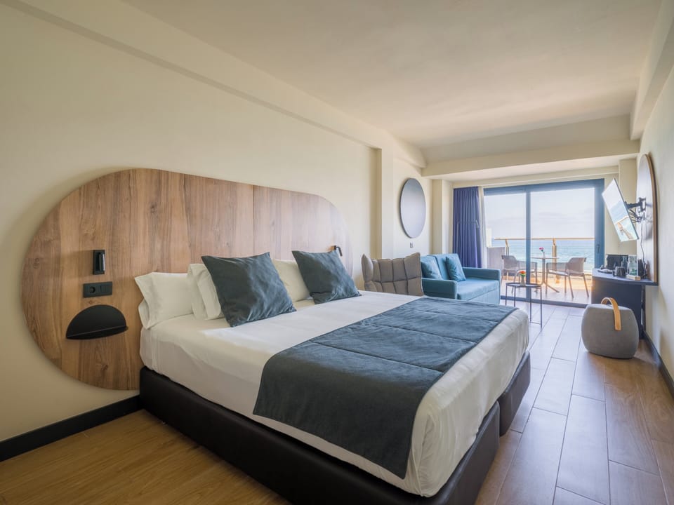 Room, Sea View (Familiar) | Minibar, desk, laptop workspace, free WiFi