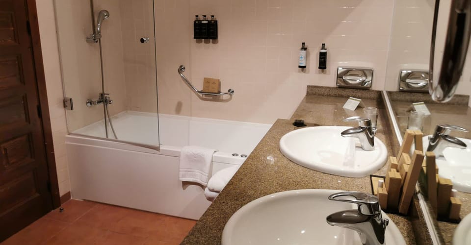 Combined shower/tub, rainfall showerhead, free toiletries, hair dryer