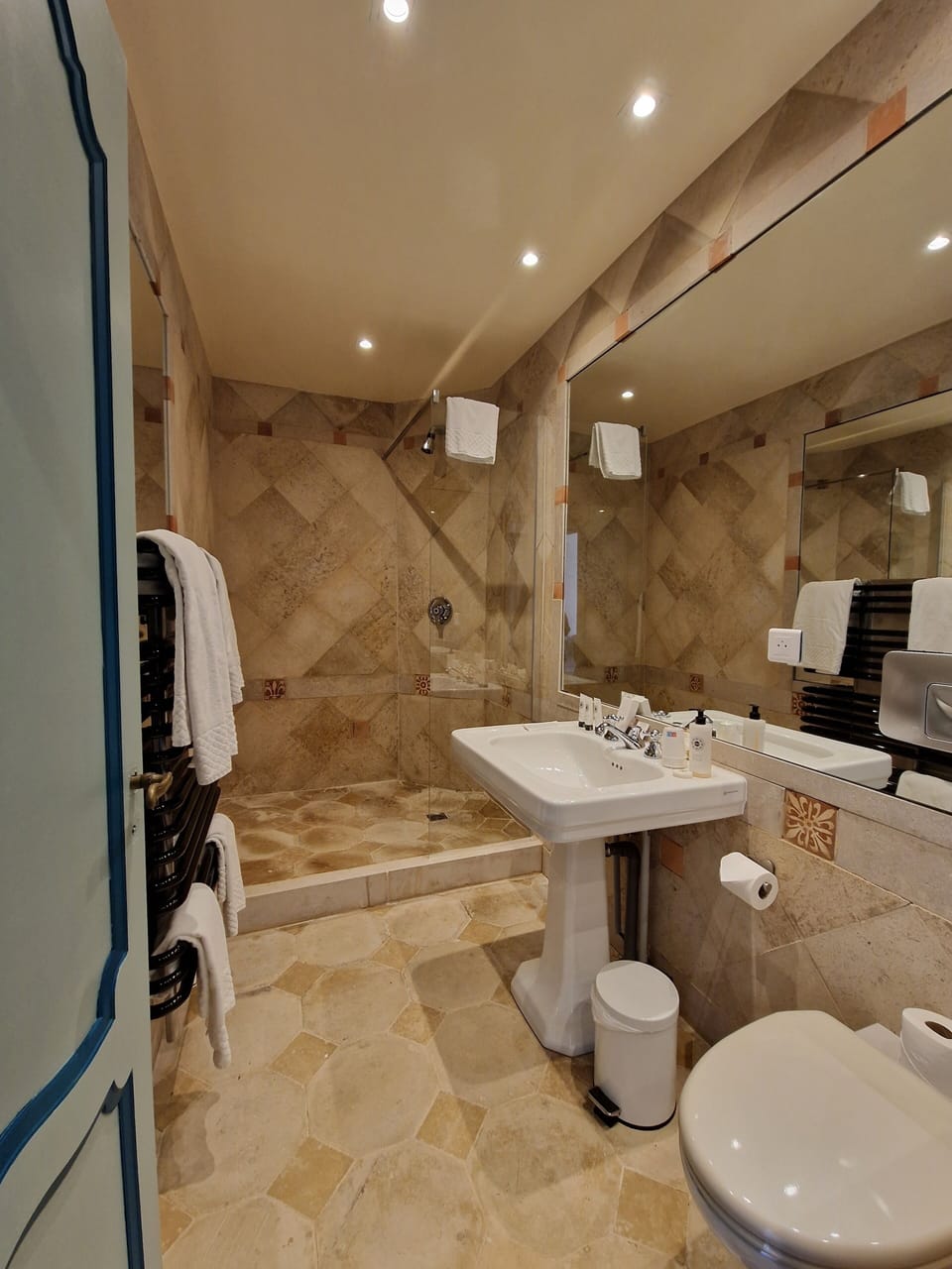 Family Suite | Bathroom | Hair dryer, bathrobes, slippers, towels