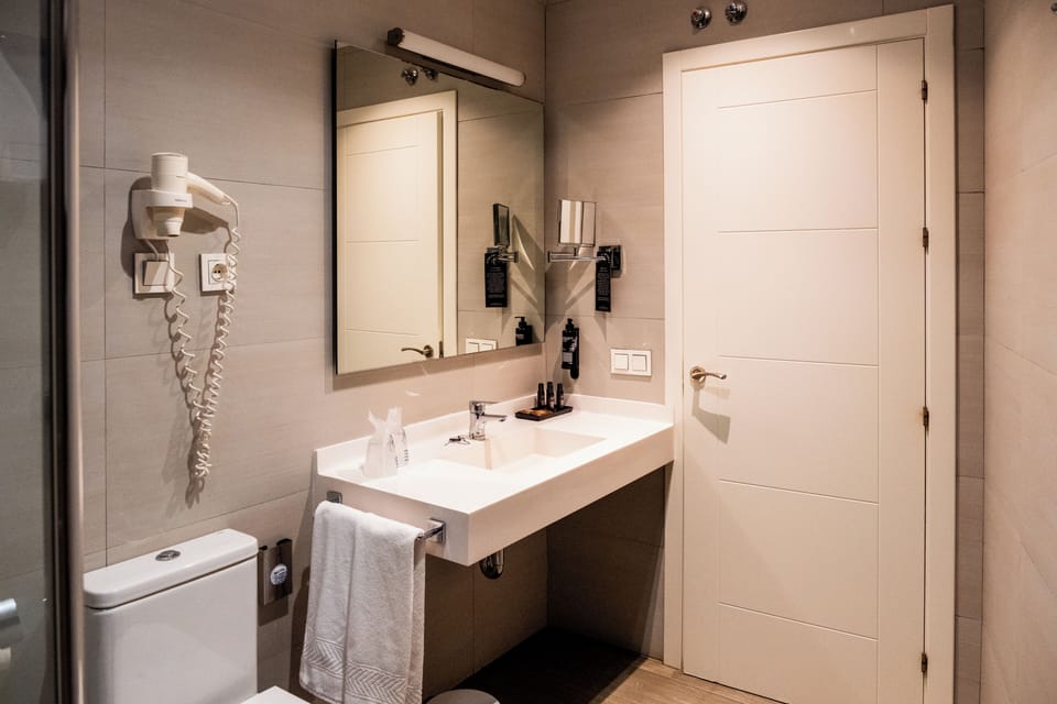 Superior Room | Bathroom | Free toiletries, hair dryer, bidet, towels