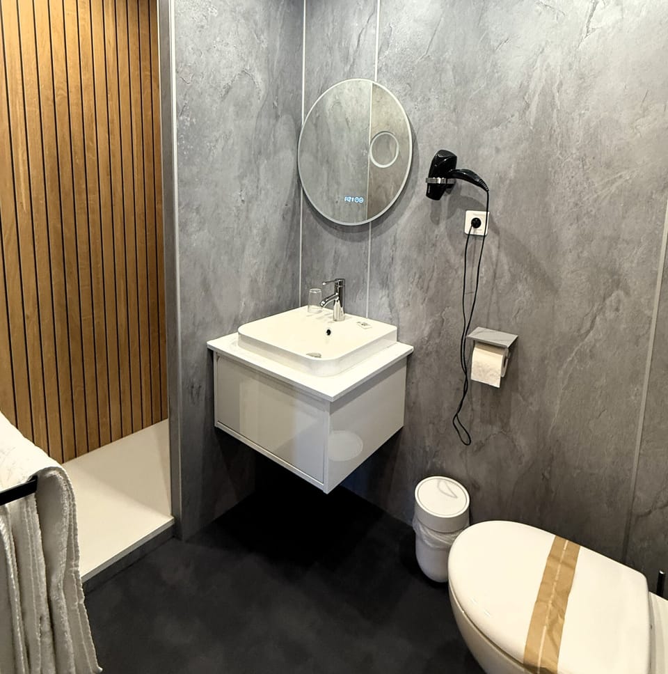Triple Room | Bathroom | Free toiletries, hair dryer, towels