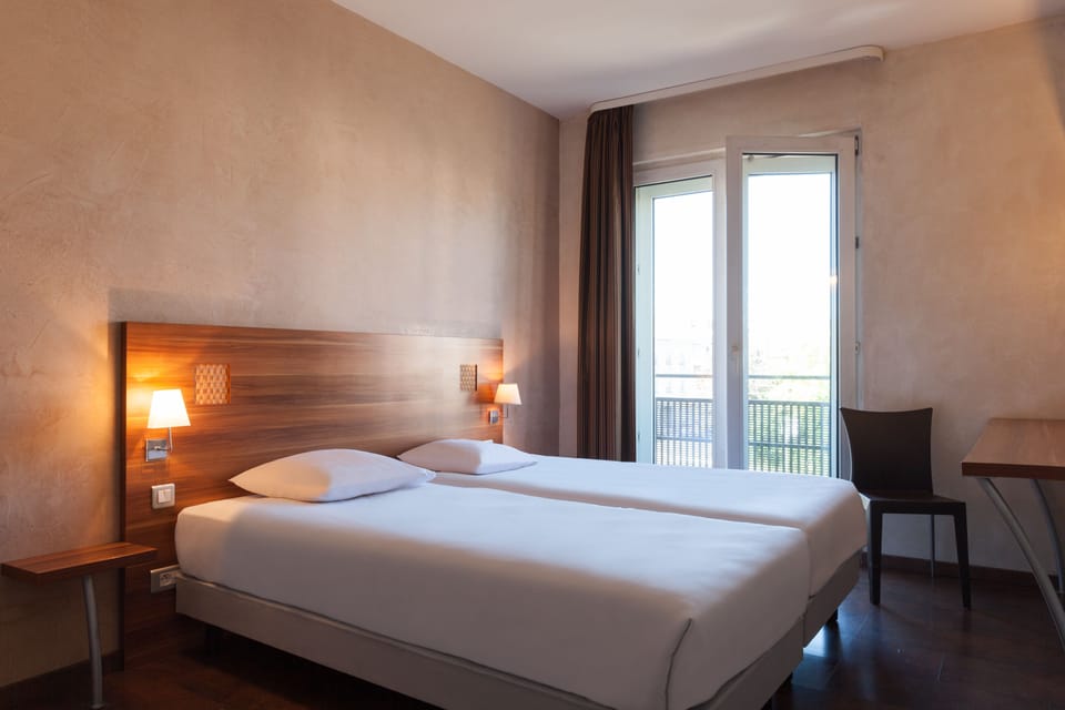 Traditional Twin Room | Desk, laptop workspace, free WiFi, bed sheets