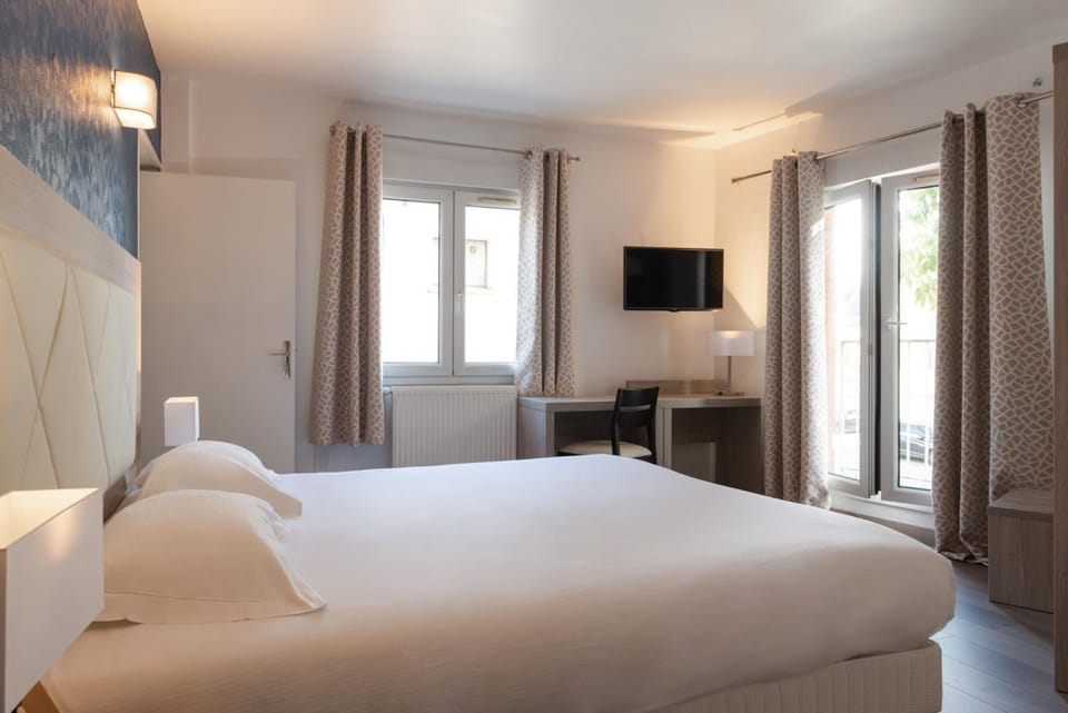 Premium bedding, desk, iron/ironing board, free WiFi