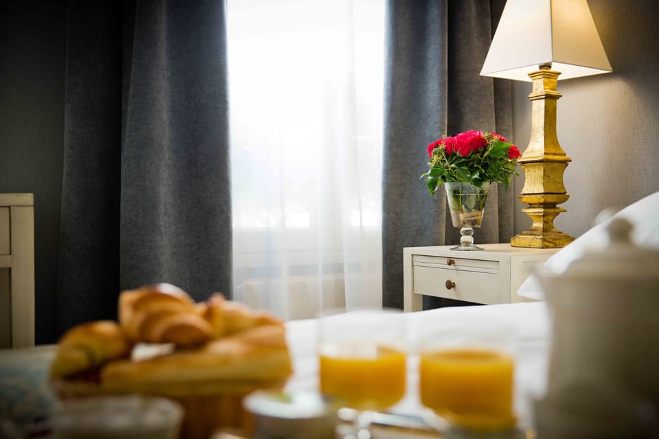 Desk, laptop workspace, blackout drapes, free cribs/infant beds