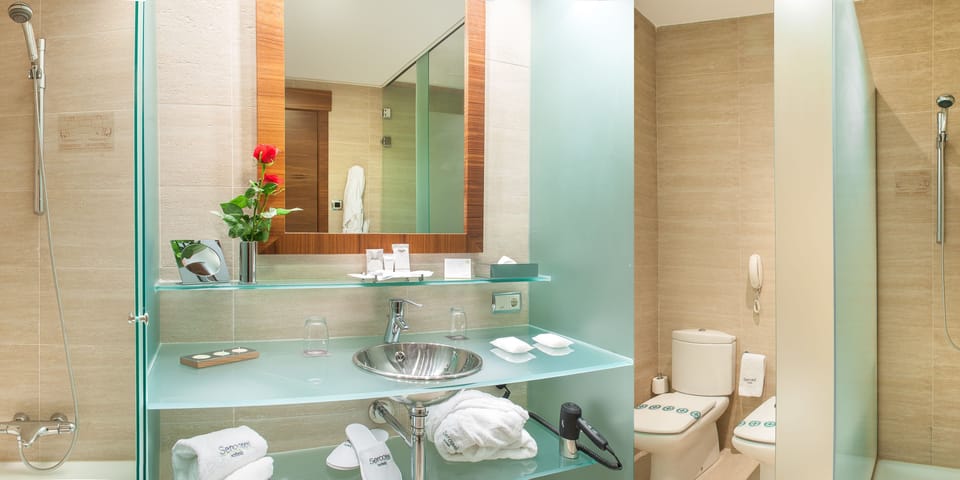 Bathtub, rainfall showerhead, free toiletries, hair dryer