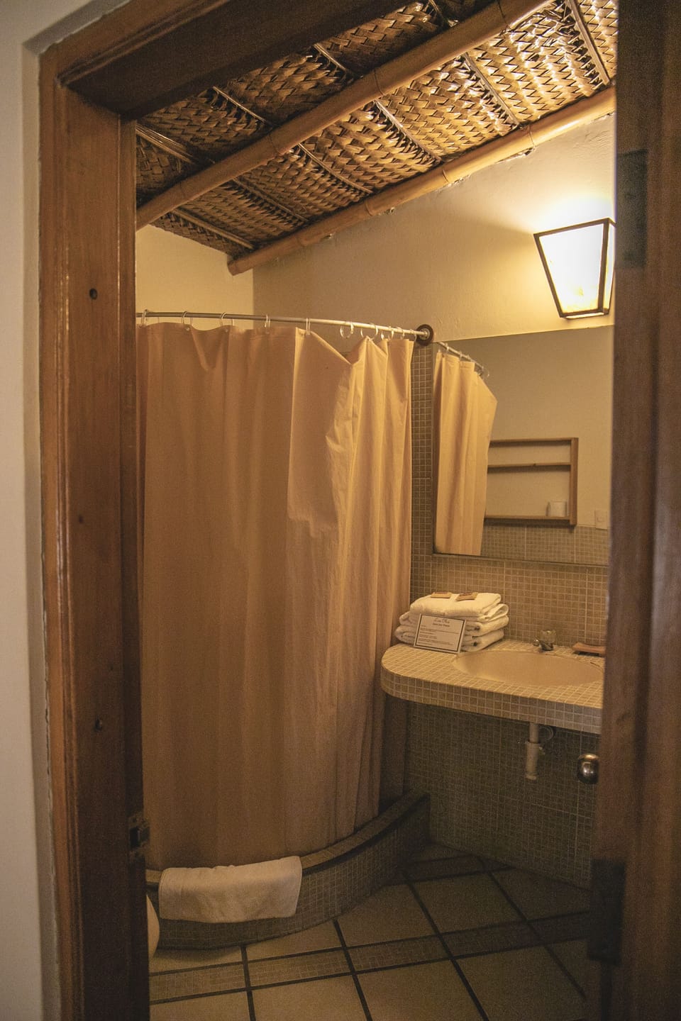 Standard Double Room, 1 King Bed | Bathroom | Shower, towels