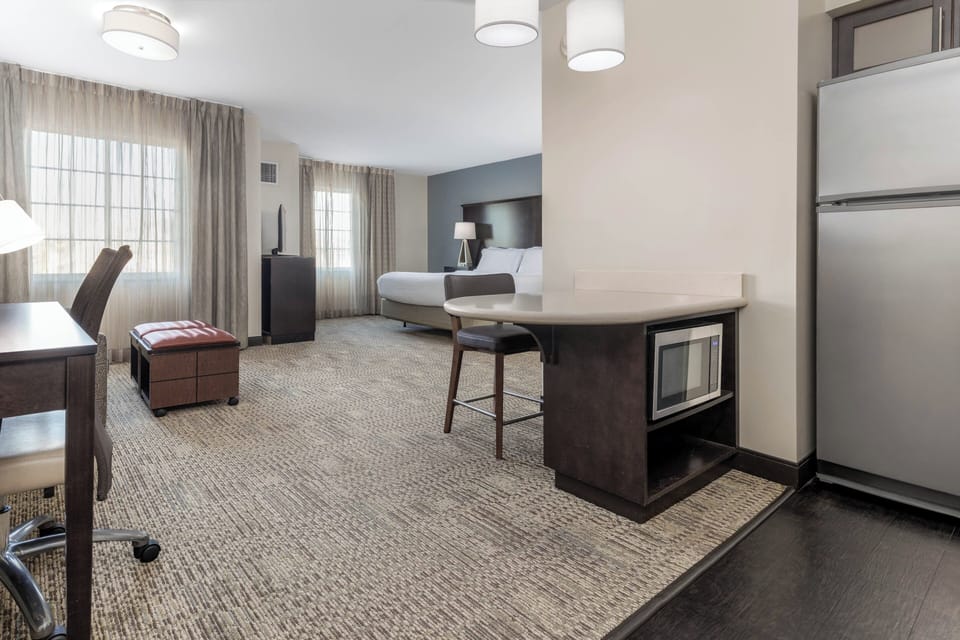 Studio Suite, 1 King Bed, Accessible Bathtub, Kitchen (Mobility) | Premium bedding, in-room safe, desk, laptop workspace