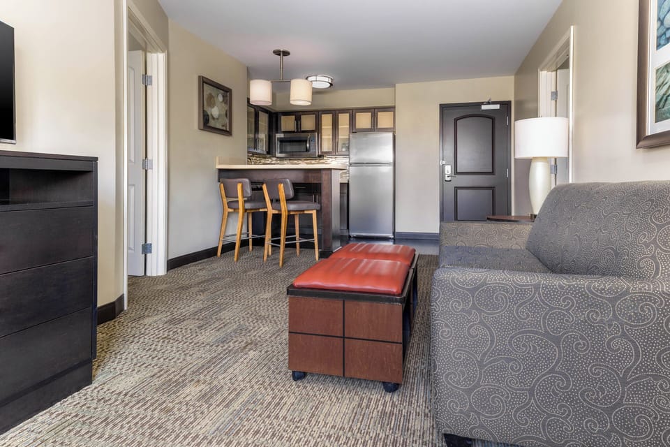 Premium bedding, in-room safe, desk, laptop workspace