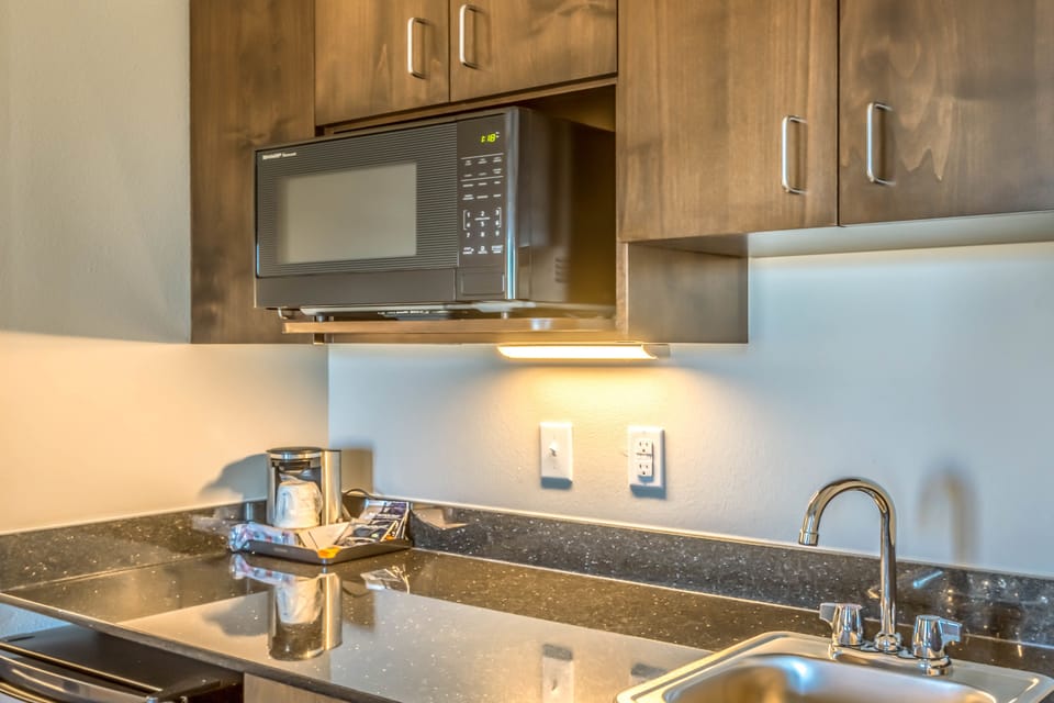 Studio Suite, 1 King Bed, Refrigerator & Microwave | Microwave