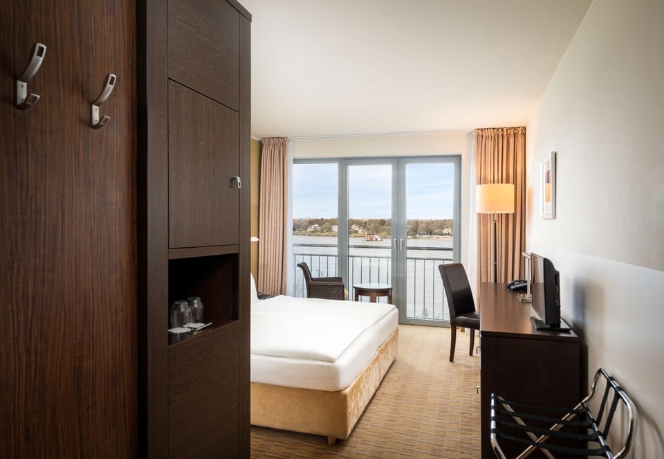 Hypo-allergenic bedding, minibar, in-room safe, desk