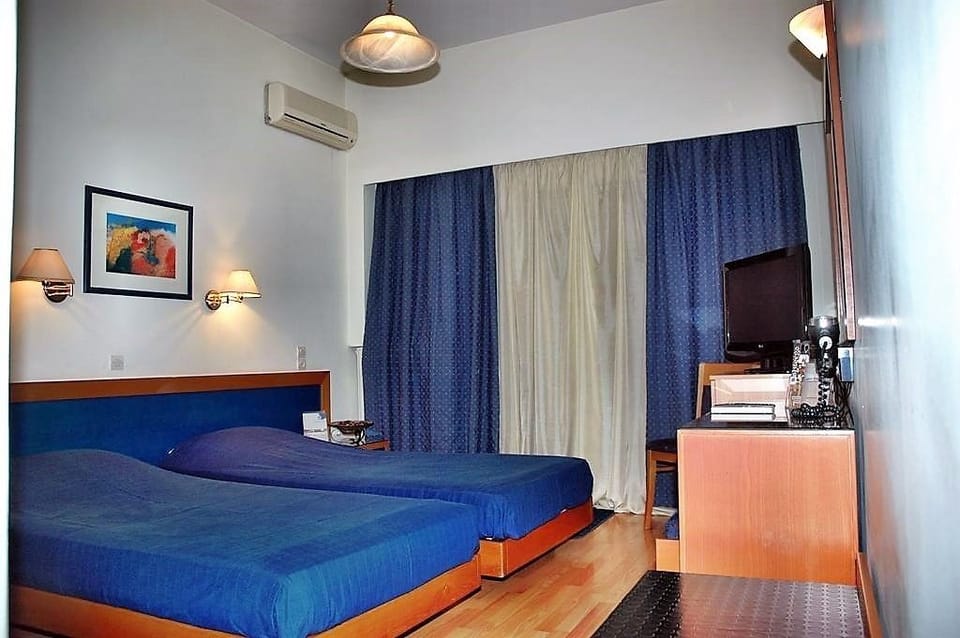 Twin Room | In-room safe, desk, blackout drapes, soundproofing