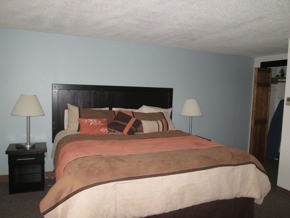 Traditional Suite, 1 Bedroom | 1 bedroom, iron/ironing board, cribs (free), rollaway beds (surcharge)