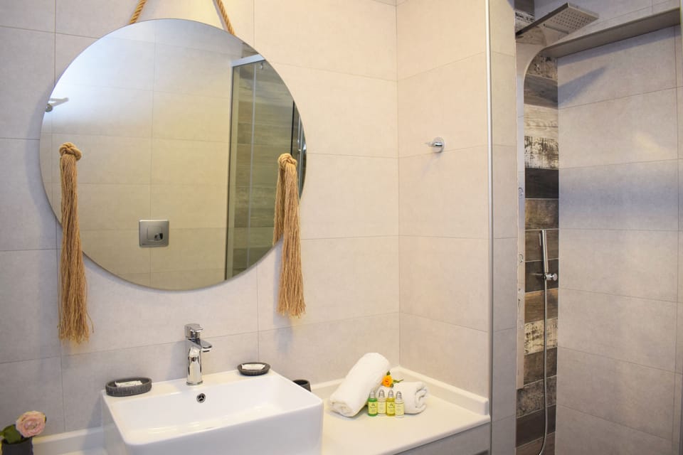 Shower, rainfall showerhead, free toiletries, hair dryer