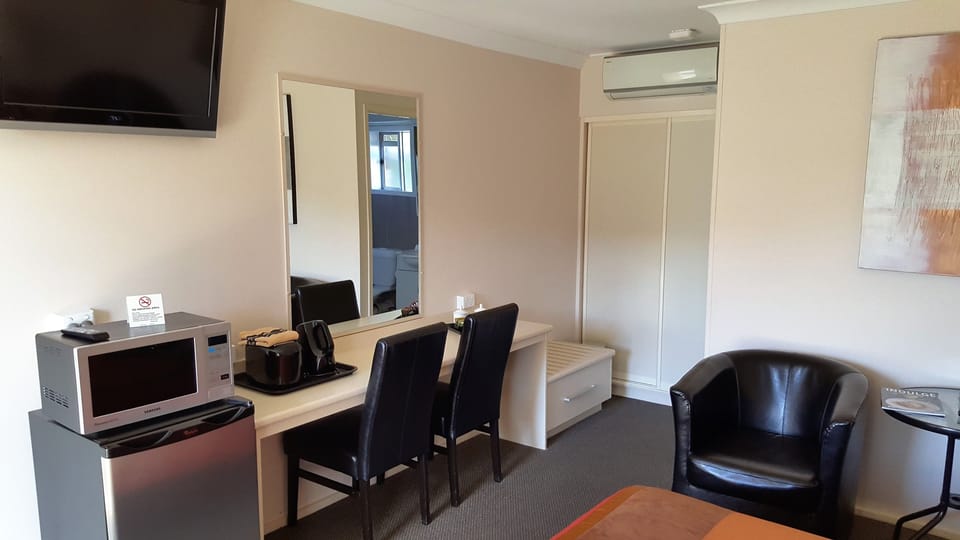 Queen Deluxe (Upstairs or Downstairs) | Desk, iron/ironing board, WiFi (free), bed sheets