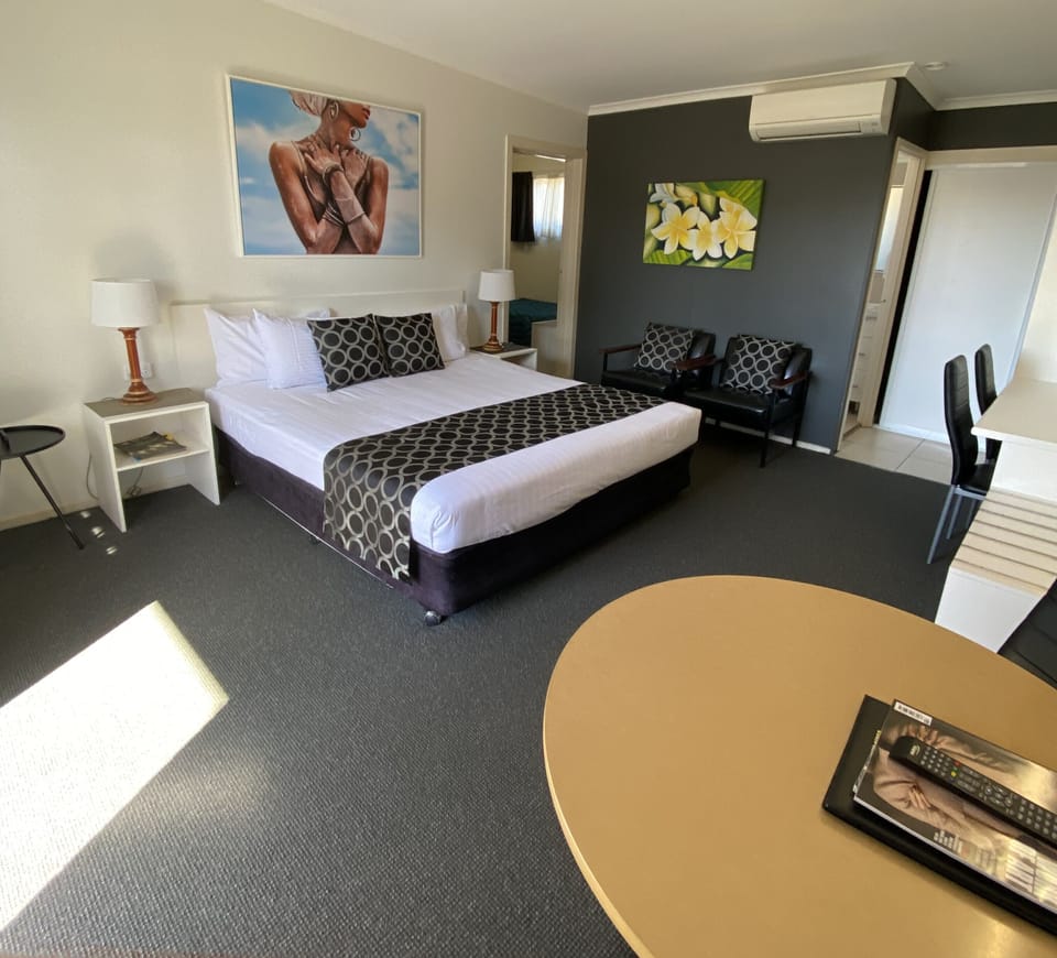 King Superior (Upstairs) | Desk, iron/ironing board, WiFi (free), bed sheets
