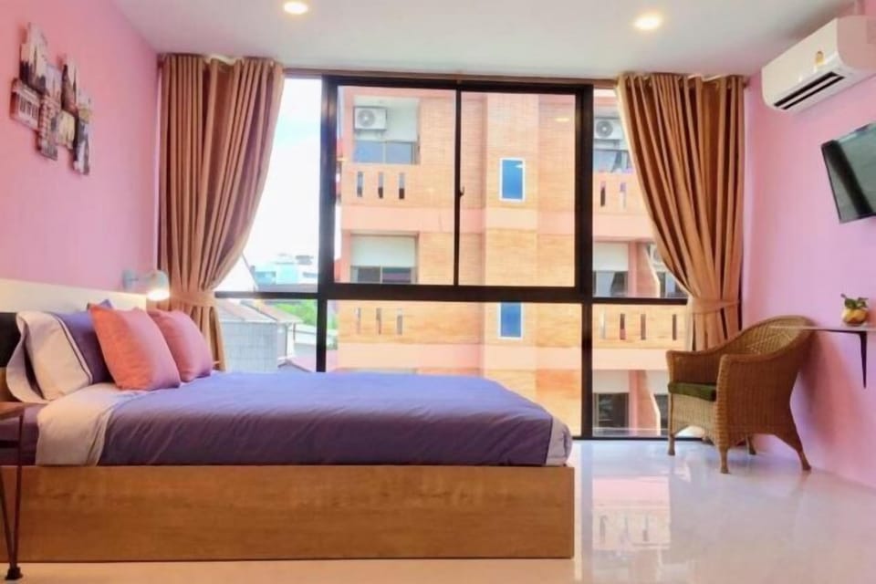 Desk, blackout drapes, free WiFi, bed sheets