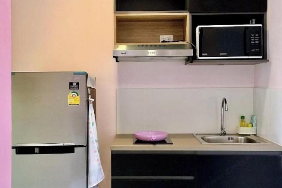Desk, blackout drapes, free WiFi, bed sheets