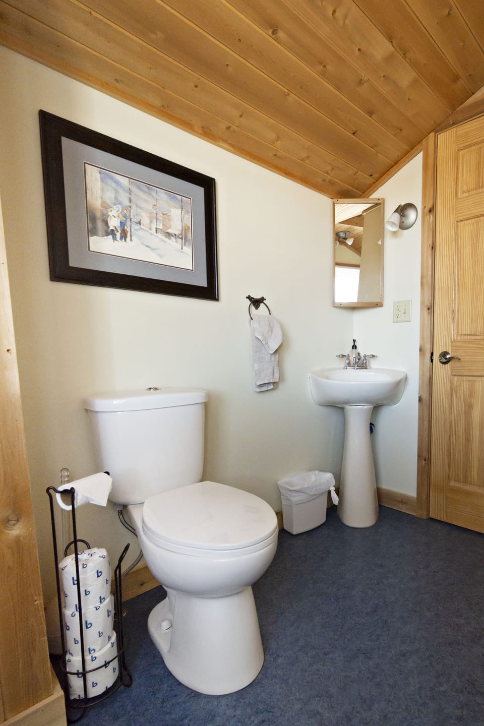 Room, Non Smoking (Indigo Room) | Bathroom | Shower, free toiletries, hair dryer, towels