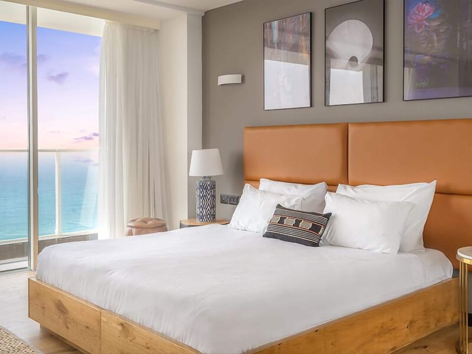 Premium Suite | Minibar, in-room safe, desk, soundproofing