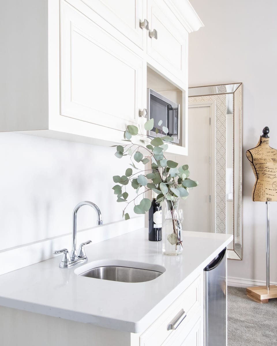 Executive Room, 1 King Bed | Private kitchen | Mini-fridge, microwave, paper towels