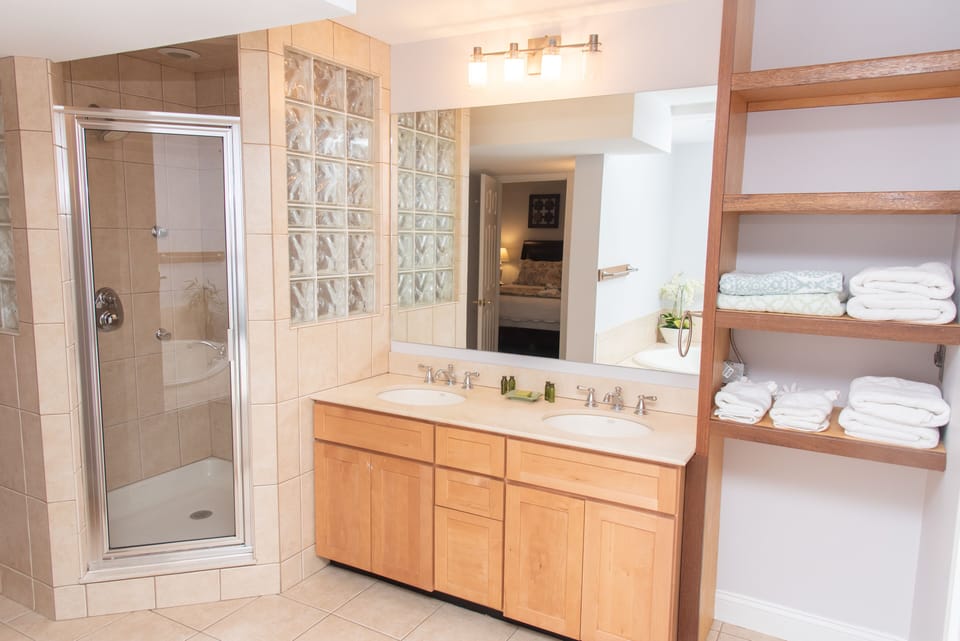 Apartment | Bathroom | Combined shower/tub, jetted tub, free toiletries, hair dryer