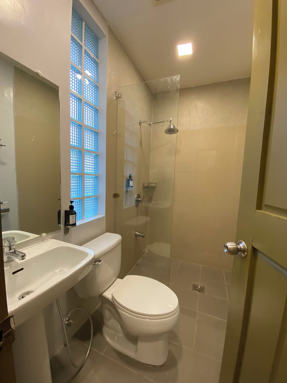 Standard Room, 1 Queen Bed | Bathroom | Shower, rainfall showerhead, free toiletries, bidet