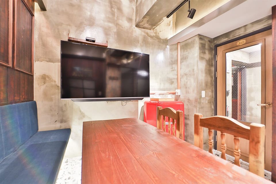 Premium Suite Twin (312) | Individually decorated, individually furnished, desk, free WiFi