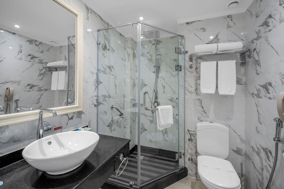 Standard Room, Pool View | Bathroom | Shower, free toiletries, hair dryer, bathrobes