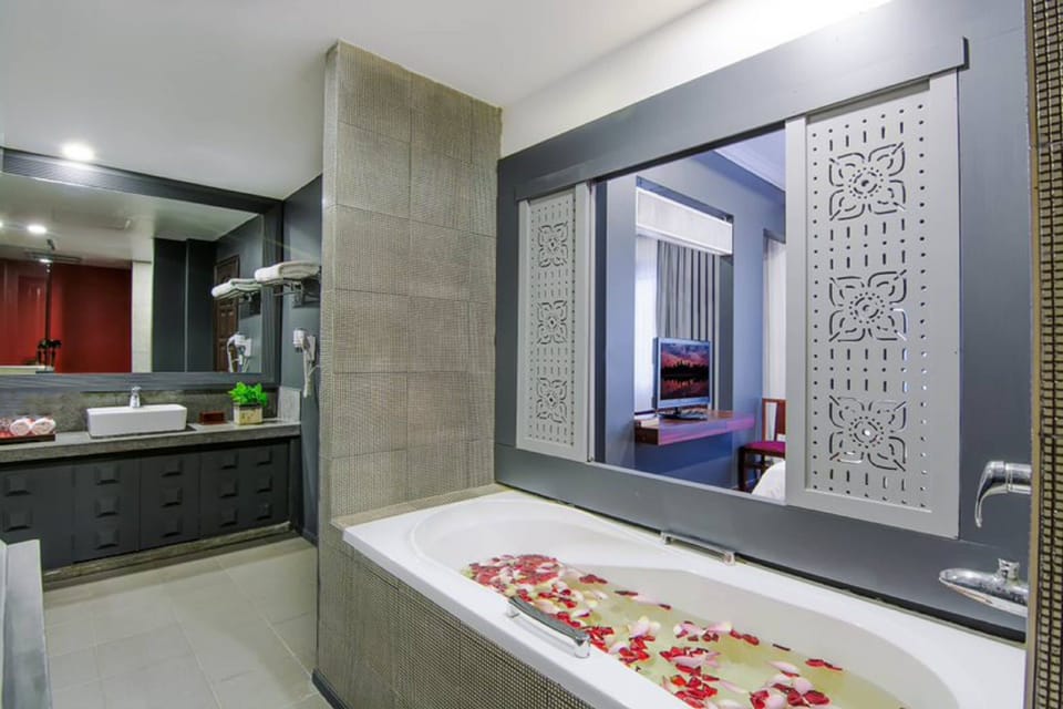 Memoire Suite | 1 bedroom, hypo-allergenic bedding, minibar, in-room safe