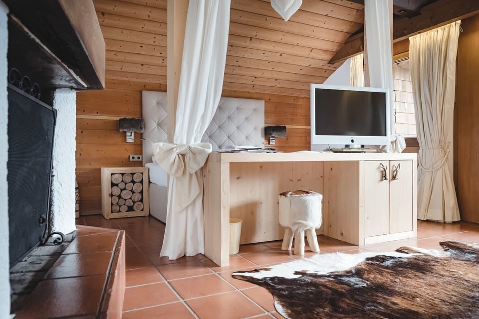 Suite, 1 Bedroom, Non Smoking | Minibar, in-room safe, desk, soundproofing