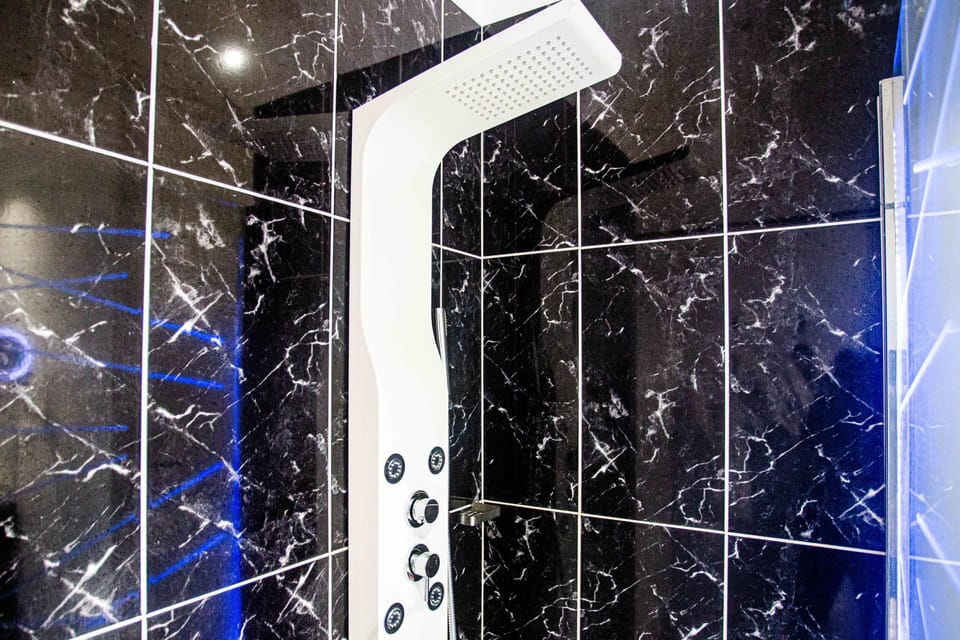 Comfort Double Room, Garden View | Bathroom | Jetted tub, free toiletries, hair dryer, slippers