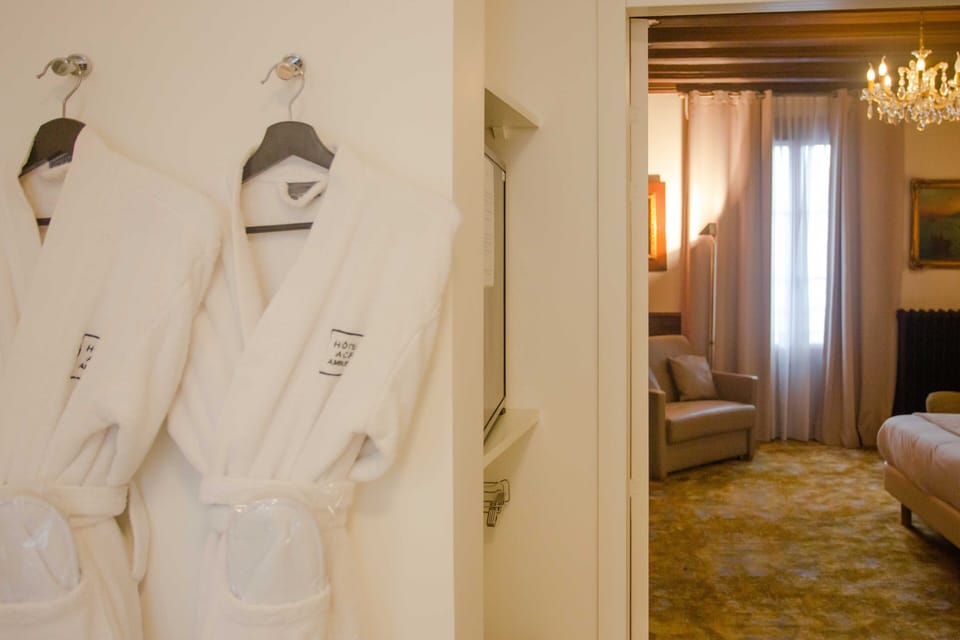 Double Room (Privilege) | Bathroom | Jetted tub, free toiletries, hair dryer, slippers